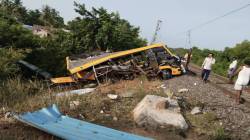 School Bus Accident : तामिळनाडूत रेल्वे रुळ ओलांडणाऱ्या शाळेच्या बसला ट्रेनची टक्कर, अनेक मुलांचा मृत्यू झाल्याची भीती