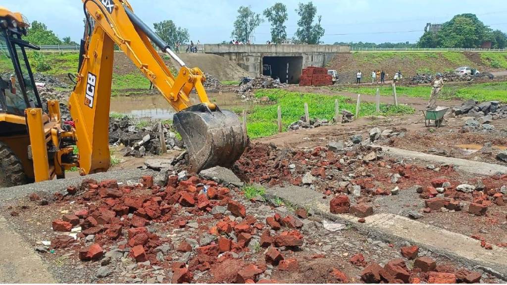 Illegal constructions along Mumbai-Baroda Highway in Titwala area razed to the ground