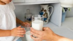 भेसळयुक्त दूध कसे ओळखावे? घरच्या घरी अशी तपासा दूधाची शुद्धता