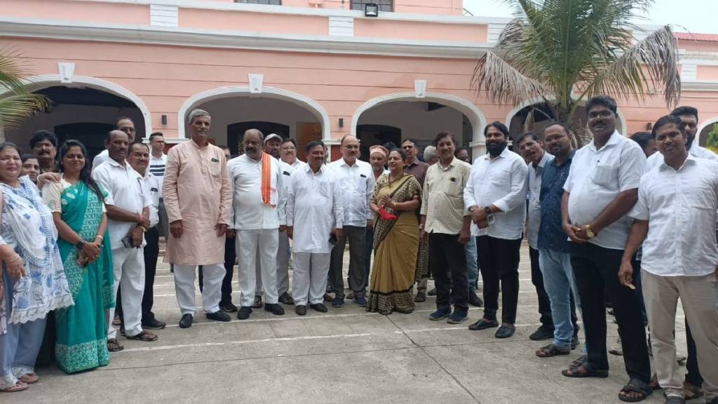 Amravati Congress leaders and workers protested in front of the District Collectors Office