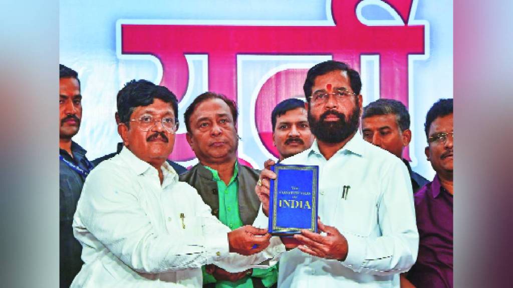 Anandraj Ambedkar alliance with Shinde Shiv Sena Mumbai news | आनंदराज आंबेडकर यांची शिंदे शिवसेनेशी युती; आंबेडकरी जनतेशी विश्वासाघात असल्याची ‘वंचित’ ची टीकाAnandraj Ambedkar alliance with Shinde Shiv Sena Mumbai news