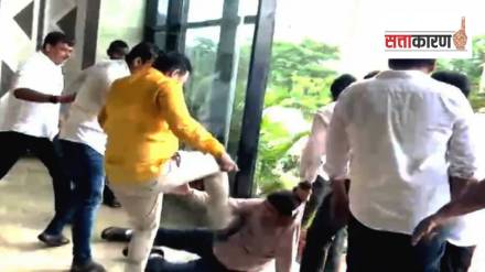 ओडिशातील भाजपाचे नेते जगन्नाथ प्रधान यांनी महापालिका आयुक्तांना लाथा बुक्क्यांनी मारहाण केली