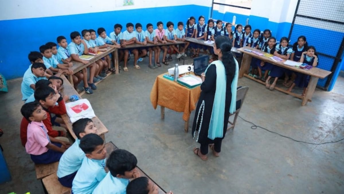 केरळ शाळेच्या बॅकबेंचशिवाय वर्ग मल्याळम चित्रपट स्थानार्थी श्रीकुटन