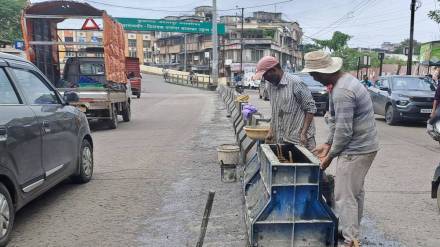 Badlapur divider installed at flyover entry on east side to ease traffic congestion