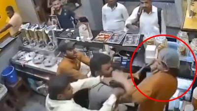 एक्स्ट्रा कप दिला नाही म्हणून कॉफी सेंटरच्या कर्मचाऱ्याला मारहाण, व्हिडीओ व्हायरल