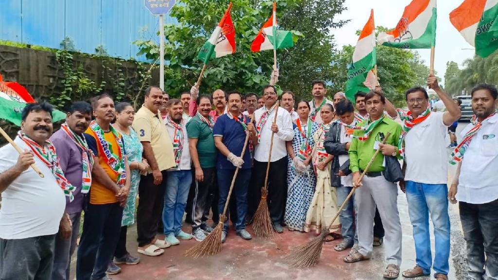 Congress leaders cleaned up with brooms in their hands at Konkani Pada in Thane