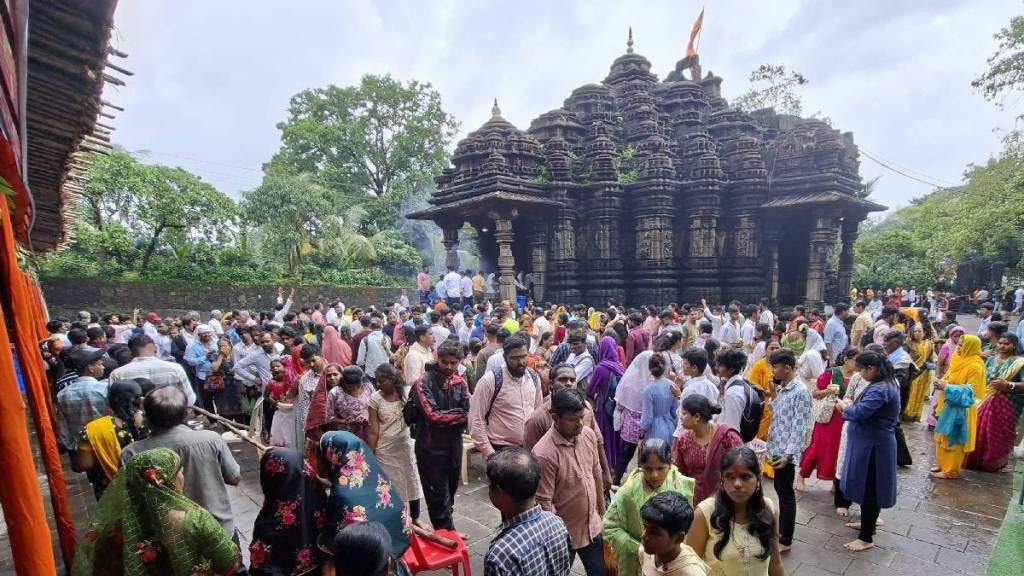 Crowd at Ambernaths Shiva temple on the occasion of Shravan Monday