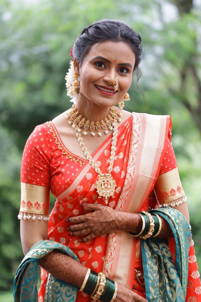 लग्नसोहळ्यासाठी 'लाली'ने लाल रंगाची बनारसी साडी (Red Banarasi Saree) नेसली होती व भरजरी दागिन्यांचा साज (Jewellery Look) केला होता.