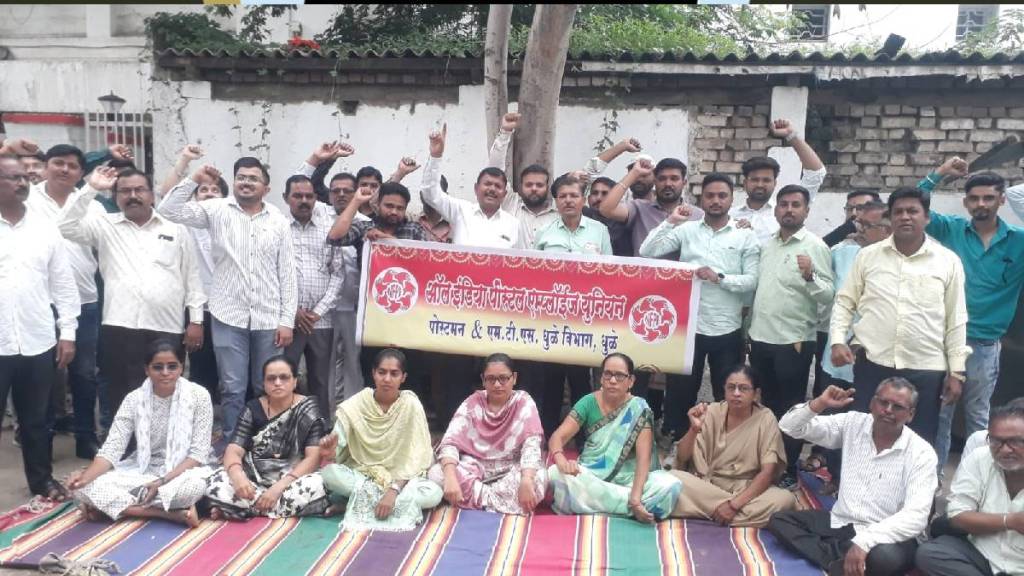 Protest of employees, workers, teachers in Dhule