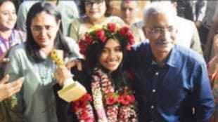 Divya Deshmukh Nagpur welcome wins hearts at nagpur airport after grandmaster title