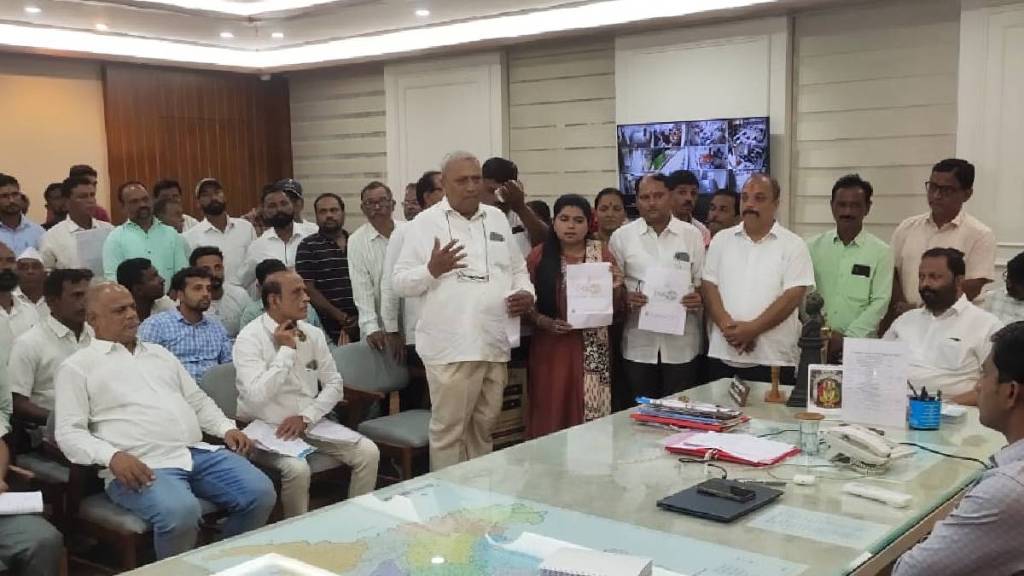 Farmers came to the District Collectors office in a group in support of Shaktipeeth