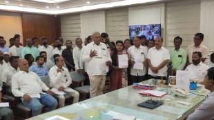 Farmers came to the District Collectors office in a group in support of Shaktipeeth