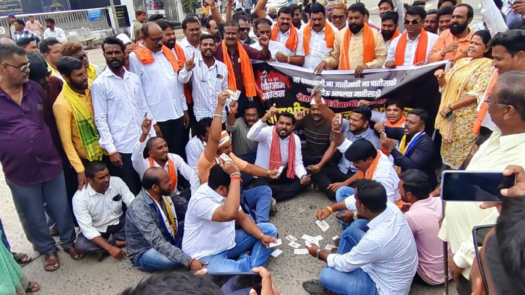 Farmers staged a sit in protest at the bus stand in Yavatmal