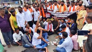 Farmers staged a sit in protest at the bus stand in Yavatmal