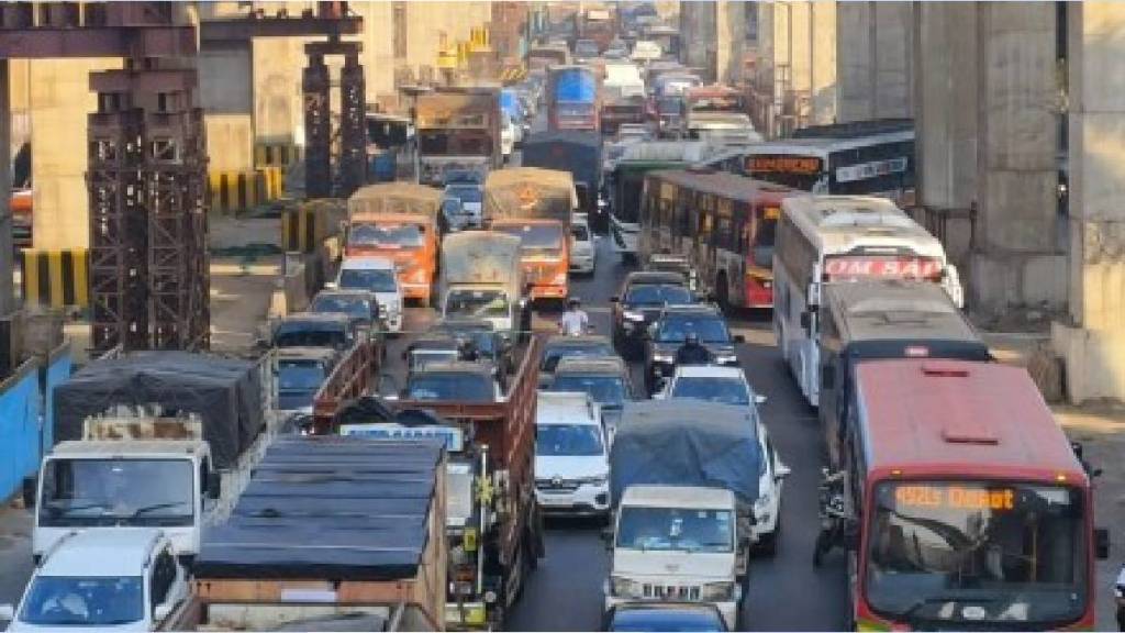 Queues of vehicles on the Gaimukh Ghat, Mumbai-Ahmedabad route