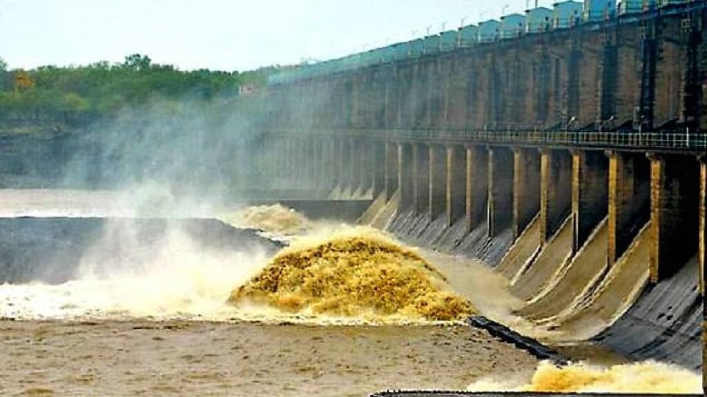 Irrigation Department has had to increase the discharge of Hatnur on the Tapi River to control water levels