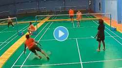 VIDEO : बॅडमिंटन खेळताना कोसळला, हैदराबादमध्ये २५ वर्षीय तरुणाचा हृदयविकाराच्या धक्क्याने मृत्यू