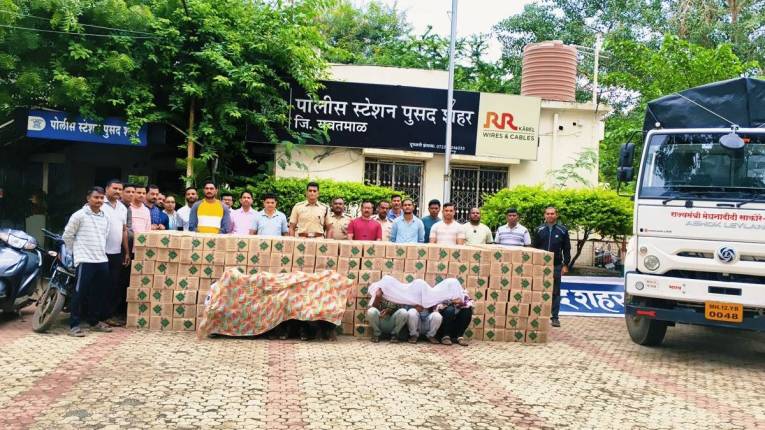 भर रस्त्यात ट्रक लावला….पेट्या उघडल्या आणि दारू विक्री सुरू….तेही चक्क राज्यमंत्र्याचे नाव लिहिलेल्या….