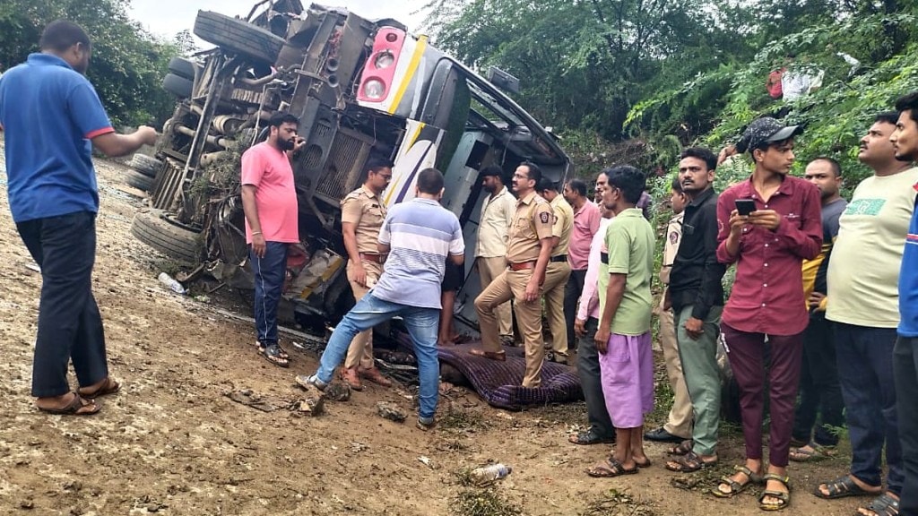 Jalgaon private bus falls off bridge into river woman dies 21 injured bus accident