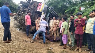 Jalgaon private bus falls off bridge into river woman dies 21 injured bus accident
