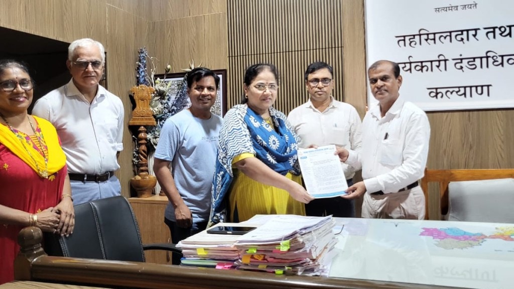 Kalyan IMA office bearers submit a statement to the revenue officials