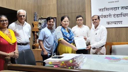 Kalyan IMA office bearers submit a statement to the revenue officials