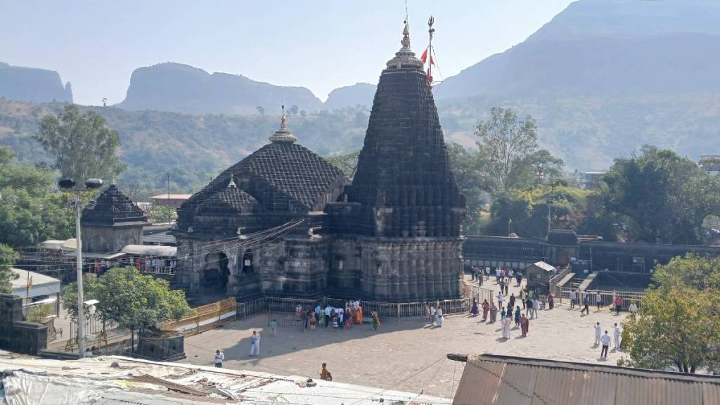 What did Ashwini Vaishnav announce regarding the special train connecting the three Jyotirlingas at the Kumbh Mela