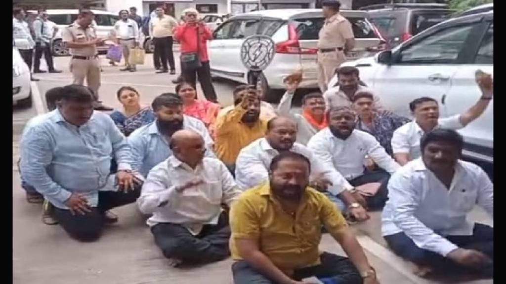 MNS protest in front of the municipality.