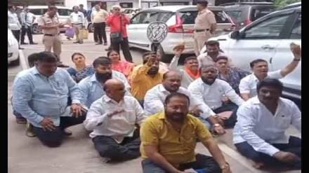 MNS protest in front of the municipality.