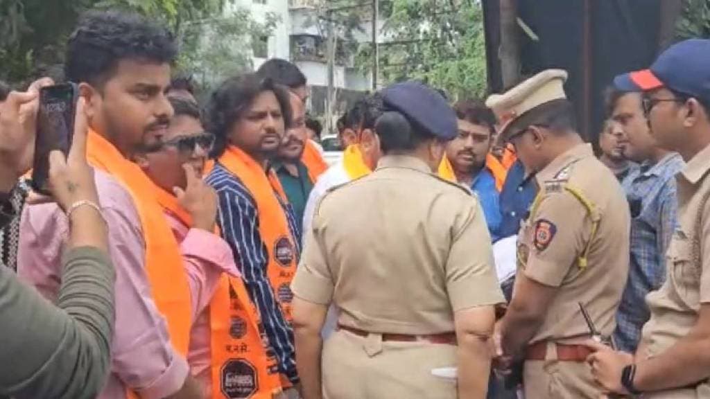 MNS protested against the stance taken by Union Bank of India in Nagpur