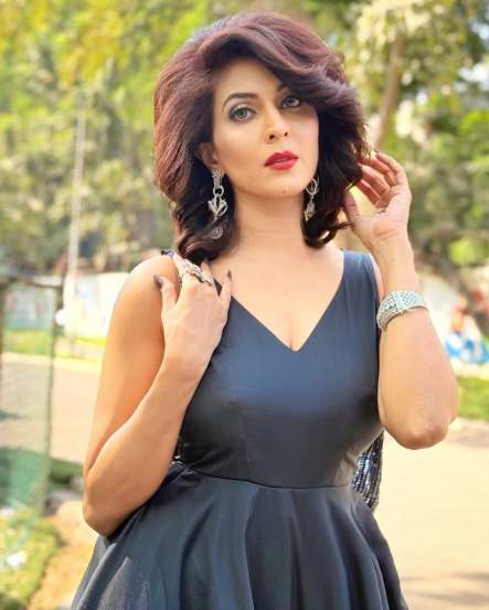 Madhavi Nimkar Shitti Vajali Re TV Show Look