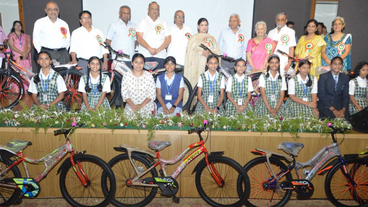 मंत्री माधुरी मिसळ यांनी पुण्यात गरजू विद्यार्थ्यांना विनामूल्य सायकल वितरित केली