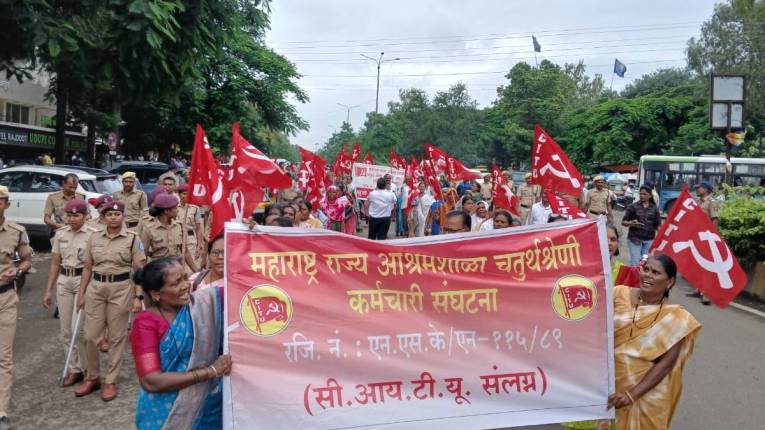 प्रलंबित मागण्यांसाठी आश्रमशाळा चतुर्थश्रेणी कर्मचाऱ्यांचा मोर्चा
