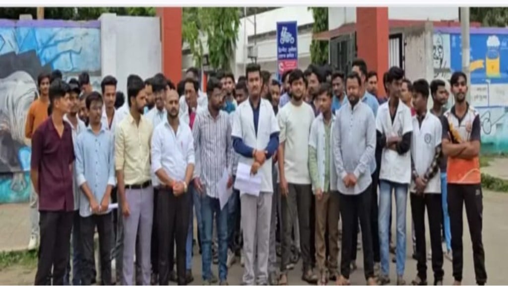 Male Nurses Protection Committee protests nursing quota in Buldhana