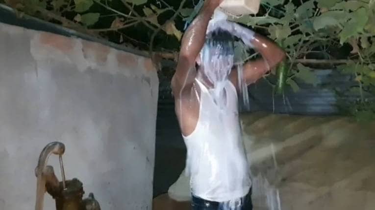 Crime News : पत्नीचे प्रेमसंबंध असल्याने घटस्फोट दिला आणि दुधाने अंघोळ करत साजरा केला आनंद, कुठे घडली घटना?