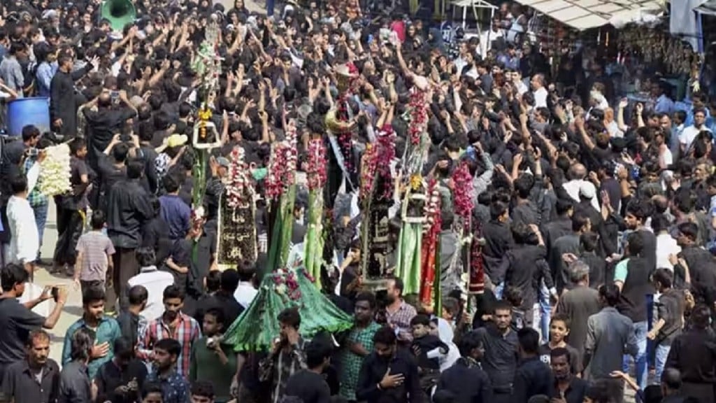 40 expensive mobile phones stolen during Muharram procession Mumbai print news