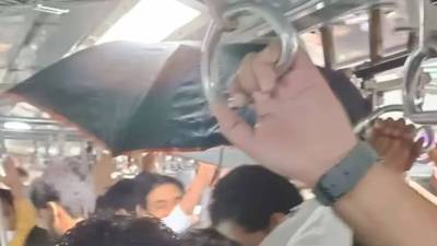 मुंबईत एसी लोकलमध्ये प्रवाशाचा चक्क छत्री उघडून प्रवास, सोशल मीडियावर व्हायरल फोटोची चर्चा