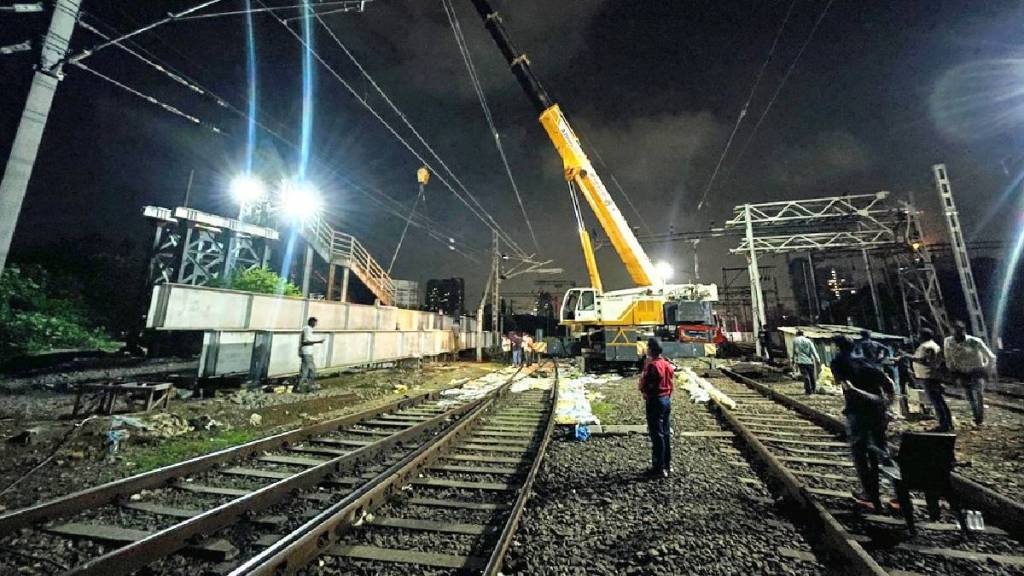 Mumbai suburban railway Mega block Central, Western Harbour Railway line