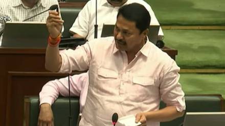 Nana Patole Shows Pen Drive