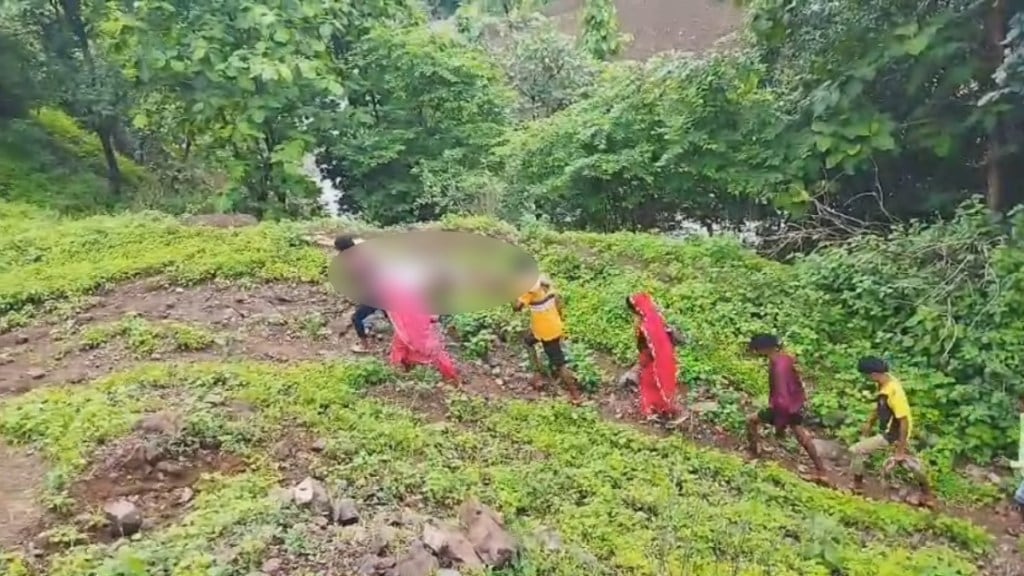 माणिक कोकाटे पालकमंत्री असलेल्या नंदुरबार जिल्ह्यातील असुविधांचे दर्शन; झोळीतून गरोदर महिलेचा सात किलोमीटर प्रवास (लोकसत्ता टिम) 