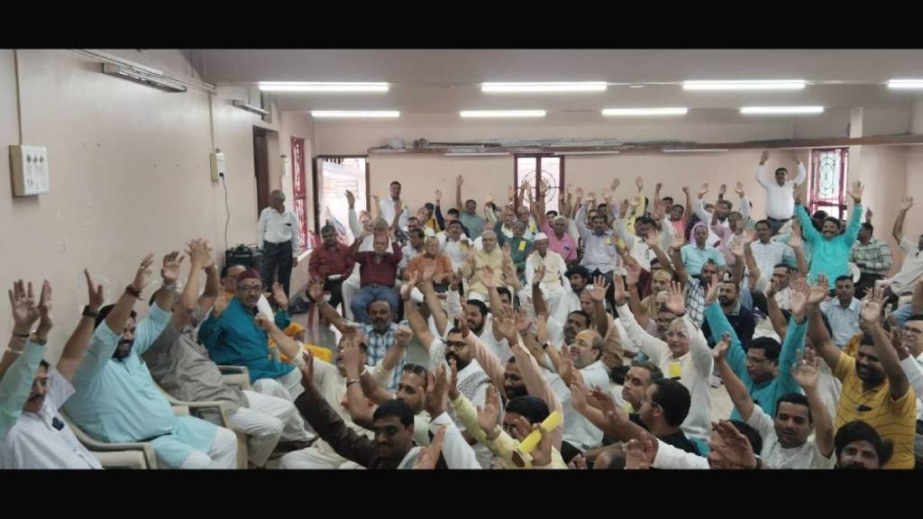 complaints against Satish Shukla was read out at the general meeting of the Purohit Sangh
