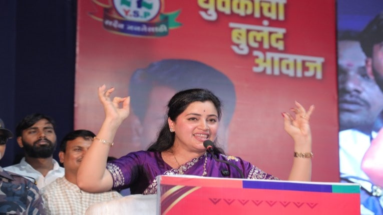 नवनीत राणा यांची उद्धव, राज ठाकरेंवर टीका, म्हणाल्या, “राजकीय पोळी शेकण्यासाठी…”