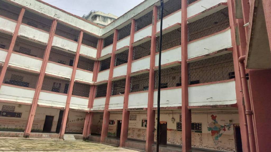 New Mahim school closure case: Now Marathi Language Center is also protesting along with parents