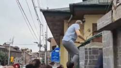 Omar Abdullah : “आम्ही कोणाचेही गुलाम नाही, वाटेल तेव्हा…”., शहीदांना श्रद्धांजली वाहण्यासाठी मुख्यमंत्री ओमर अब्दुल्ला गेटवर चढले
