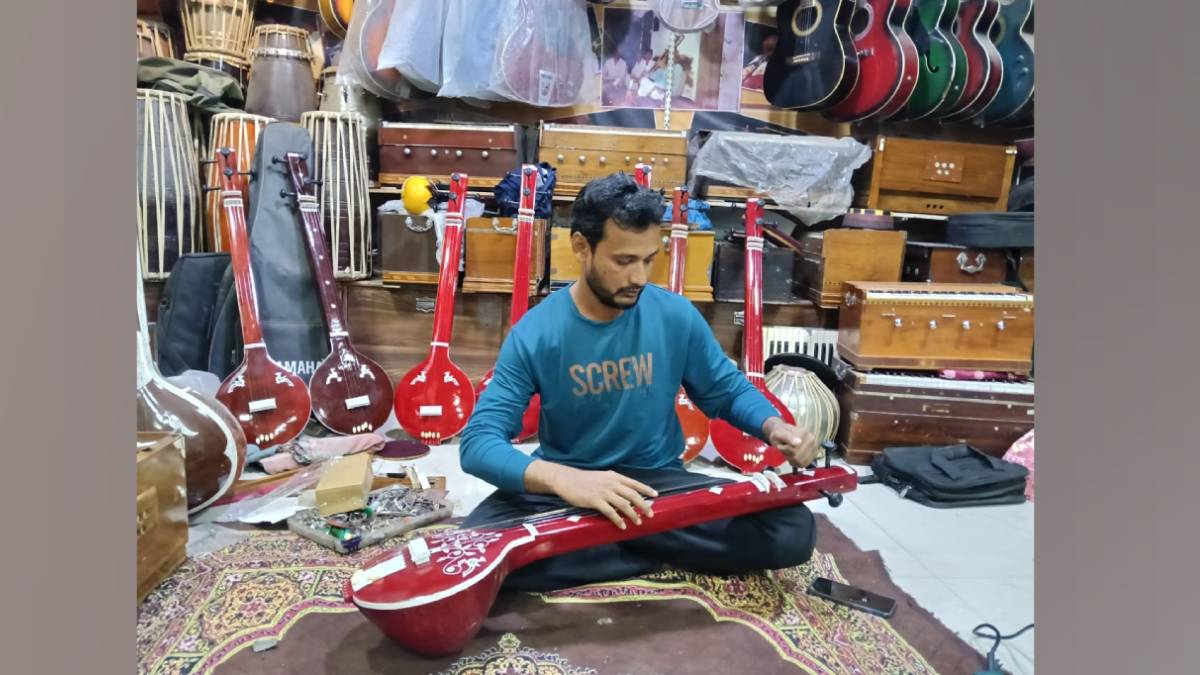 मिरजेच्या कारागिरांकडून हलक्या वजनाच्या वीणेची निर्मिती, पंढरीत दोन हजार वाद्ये विक्रीसाठी दाखल