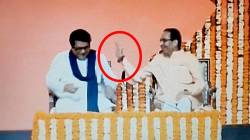 Raj-Uddhav Thackeray Rally : राज ठाकरेंच्या भाषणानंतर उद्धव ठाकरेंची कौतुकाची थाप; कानात कुजबुज करताच राजही दिलखुलास हसले, काय घडलं?