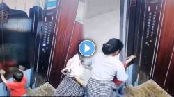 “तू आई नाही; मूर्ख बाई आहेस”,लिफ्टमध्ये महिला होती मोबाईलमध्ये मग्न अन् मुलाचा हात अडकला… VIDEO पाहून चुकेल काळजाचा ठोका