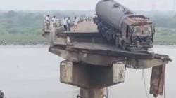 Vadodara Bridge Collapse : वडोदरामध्ये मोठी दर्घटना, महिसागर नदीवरील पूल कोसळला; अनेक वाहनं नदीत पडली, ९ जणांचा मृत्यू