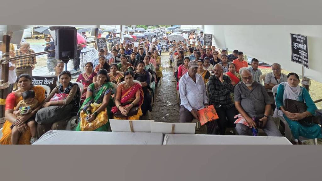 residents of 65 illegal dombivli buildings protest in rain at azad maidan