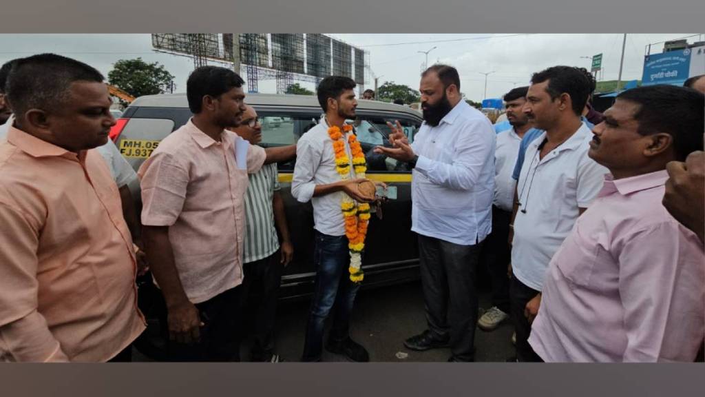 Ola uber strike continues thackeray groups Nilesh bhor honors drivers with haar and gandhigiri at Kalyan